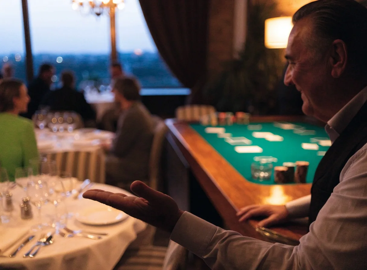 Wnętrze Domu Smolna wieczorem: kontuar, stoliki restauracyjne i sala gier w głębi